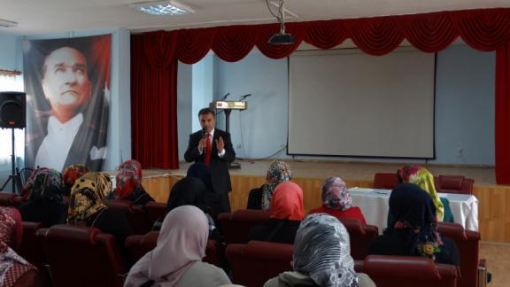 Amasya Çalışma ve İş Kurumu İl Müdürlüğünün Toplum Yararına Program kapsamında görev alan katılımcılara bilgilendirme toplantısı İlçe Milli Eğitim Müdürü Ahmet DAVU tarafından yapıldı.