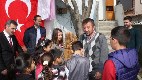 İlçe Milli Eğitim Müdürümüz Ahmet DAVU, Armutlu İlkokulu Öğrencileri İle Birlikte Şehit Ailesini Ziyaret Etti.