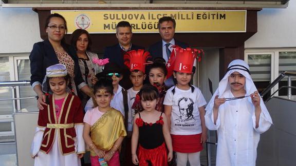 Suluova 65 Bin Dev Öğrenci Sevgi Anaokulu 23 Nisan Ulusal Egemenlik ve Çocuk Bayramı Sebebiyle İlçe Milli Eğitim Müdürü Ahmet DAVU´yu Ziyaret Ettiler.