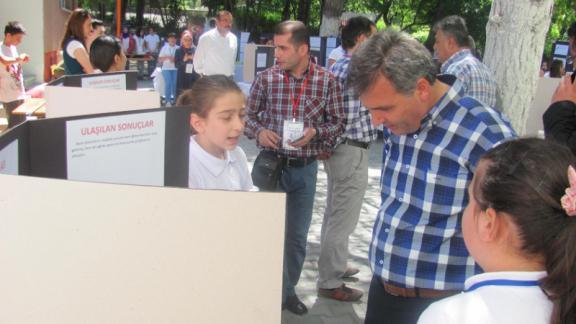 İlçe Milli Eğitim Müdürümüz Ahmet DAVU, Şeker Ortaokulunda açılan 4006 TUBİTAK Bilimsel Fuarına katıldı