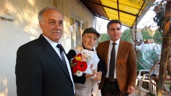 Suluova İlçe Milli Eğitim Müdürü Ahmet Davu, 24 Kasım Öğretmenler Günü dolayısıyla emekli sınıf öğretmeni Abidin Yelimi(75) ziyaret ederek öğretmenler gününü kutladı. 